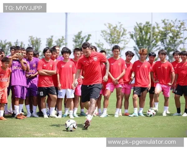 《足球场上的深情瞬间:球星们展现真挚情感与无尽热爱》 《足球场上的深情瞬间:球星们展现真挚情感与无尽热爱》